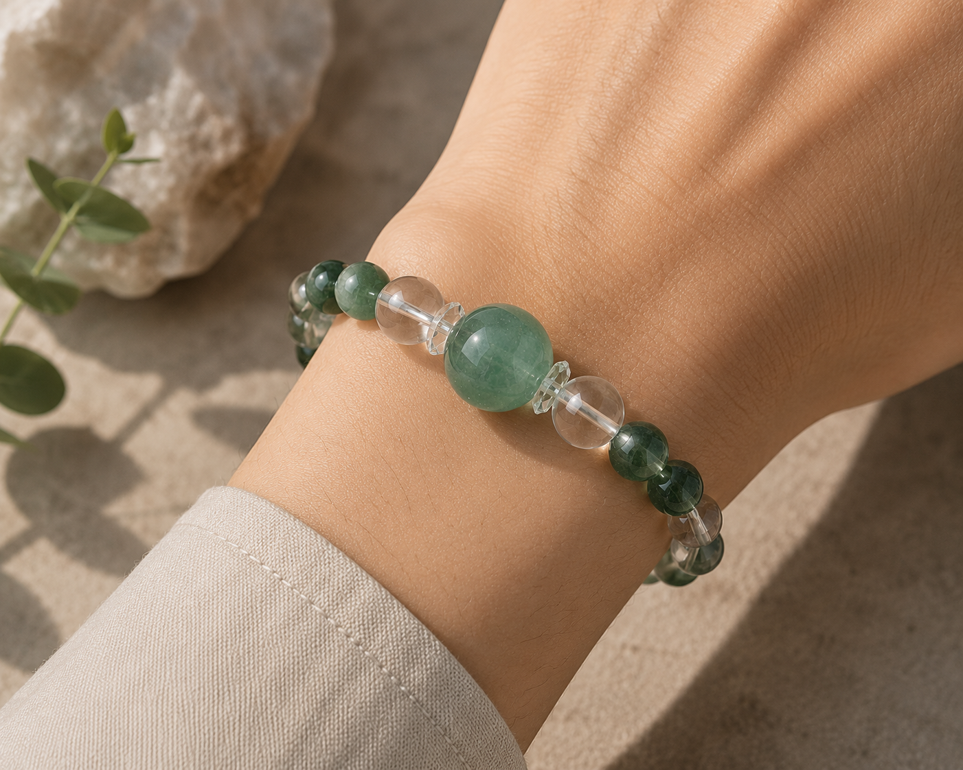 Green Quartz (Aventurine) หรือ กรีนควอตซ์ อเวนเจอรีน หินควอตซ์สีเขียวธรรมชาติ แสดงข้อมูลพื้นฐาน สูตรเคมี คุณสมบัติทางกายภาพ ความแข็ง สี ความโปร่งแสง และระบบผลึก