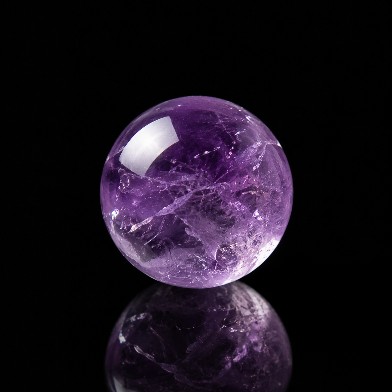 Amethyst หรือ อเมทิสต์ หินควอตซ์สีม่วงธรรมชาติ แสดงข้อมูลพื้นฐาน สูตรเคมี คุณสมบัติทางกายภาพ ความแข็ง สี ความโปร่งแสง และระบบผลึก