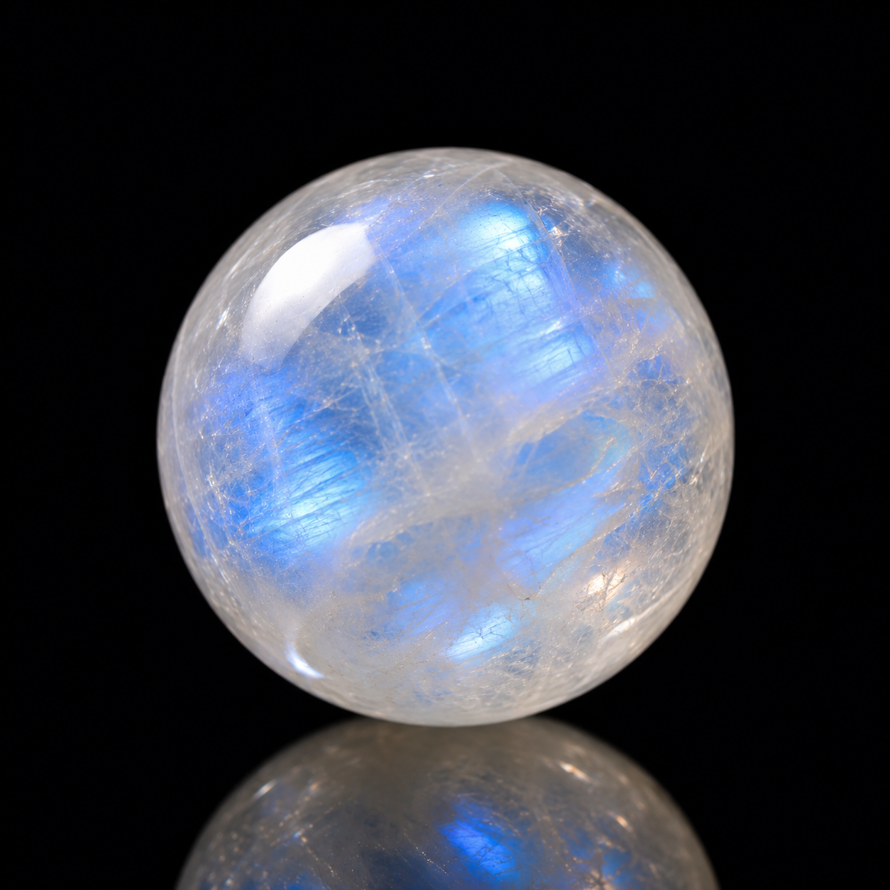 Moonstone หรือ มูนสโตน หินเฟลด์สปาร์ธรรมชาติ แสดงข้อมูลพื้นฐาน สูตรเคมี คุณสมบัติทางกายภาพ ความแข็ง สี ความโปร่งแสง ระบบผลึก และปรากฏการณ์ Adularescence