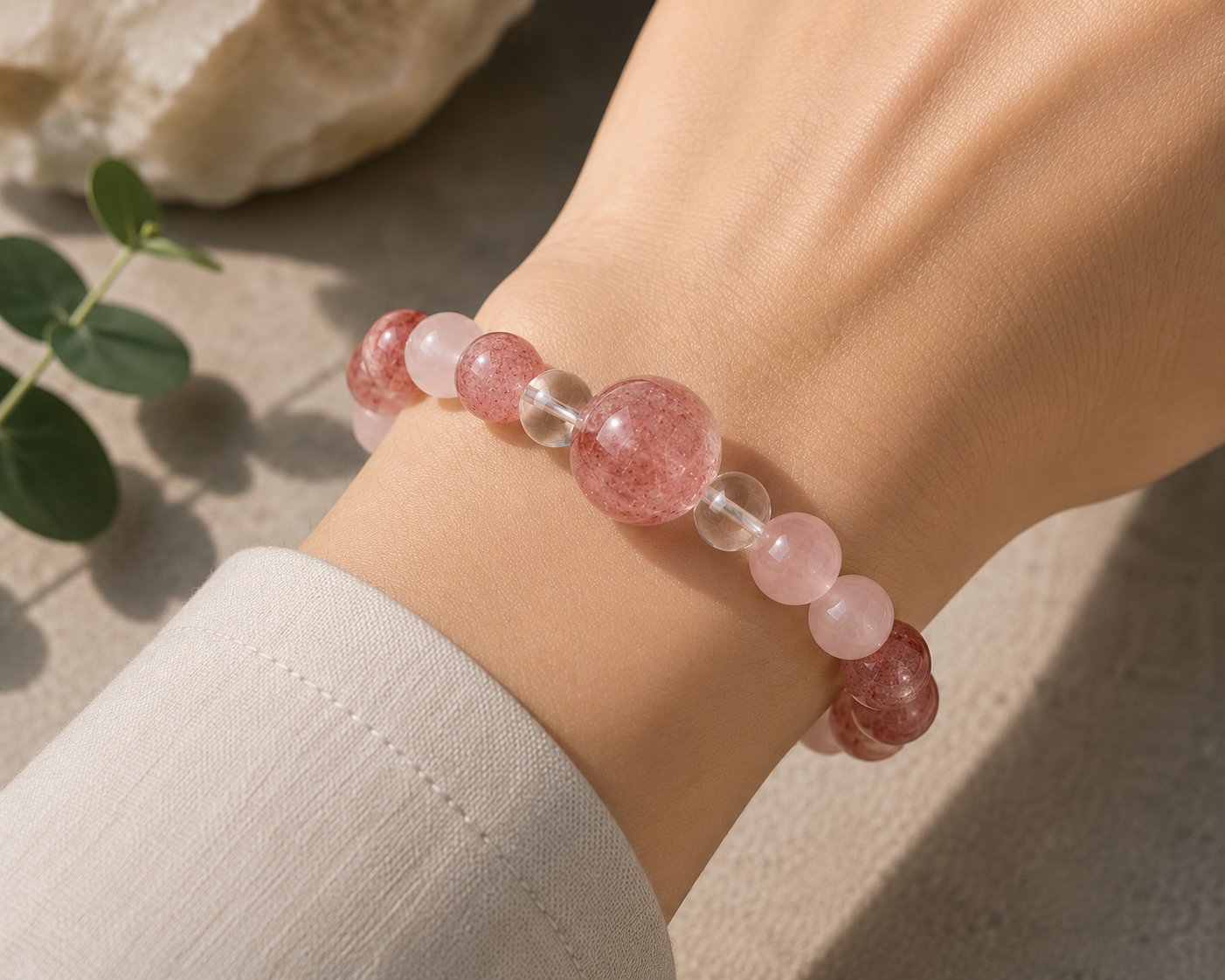 Strawberry Quartz หรือ สตรอว์เบอร์รีควอตซ์ หินควอตซ์สีชมพูอมแดงธรรมชาติ แสดงข้อมูลพื้นฐาน สูตรเคมี คุณสมบัติทางกายภาพ ความแข็ง สี ความโปร่งแสง และระบบผลึก